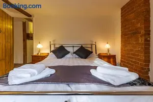 Image of 14th-century cosy 3-bed cottage Business stays