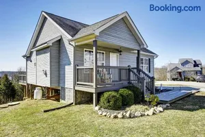 Image of KY Cottage, with hot tub and lake view, on the Bourbon Trail