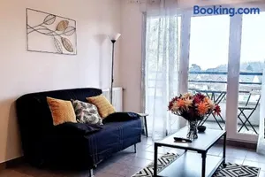 Image of Deux pièces situées entre Paris et Disneyland