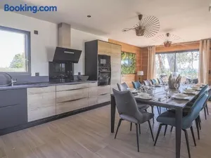 Image of Lodge de luxe avec bain à remous, salle de sport, piscine, et options spa et golf - FR-1-582-381