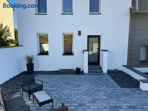 Image of Hinter'm Mäuerchen