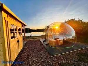 Image of Schlafen unter den Sternen am See - beheiztes Bubble Tent