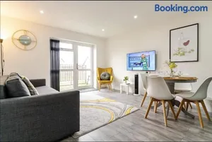 Image of Bridge Court by Sterling Edge Apartments - Luxury Aparthotel - Stylish 1-bed Apartments - Balcony with Canal View or Private Garden - Free Parking