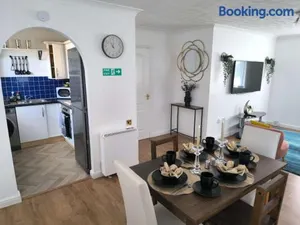 Image of Dwellers Delight Living Ltd Serviced Accommodation Charming 3 Bedroom Flat, Chafford Hundred, Grays with Free Parking & Wifi