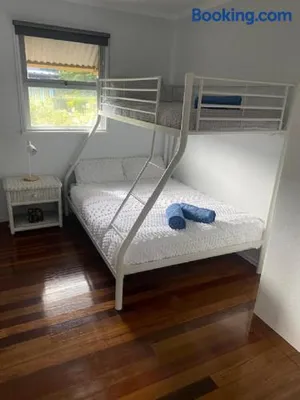Image of Pet Friendly Cottage in Torquay - Hervey Bay 430m or 5 min walk to dog friendly Shelly Beach