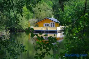 Image of Chalet flottant sur lac et spa