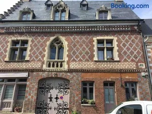Image of Maison charmante à Arques-la-Bataille avec terrasse et cheminée.
