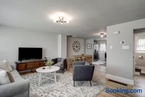 Image of Renovated 2 BR home close to Lancaster attractions