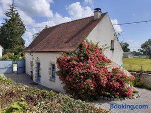 Image of Charmante maison rénovée avec cour, proche bourg, WiFi, jardin clos, animaux acceptés, à Louchy-Montfand - FR-1-489-178