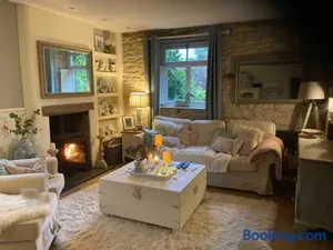 Image of Cottage c1790, Superb central Witney, free parking