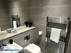 Image of Luxury Oaks Suite, Free private parking, 2 Bed 2 Bathroom Apartment, Central Solihull