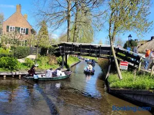 Image of B&B Villa Giethoorn - canalview, privacy & parking