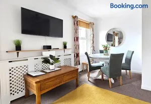 Image of 2 bed apt w/ private parking close to town centre