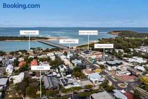 Image of Stylish Beach House Retreat - Close to River & Shops