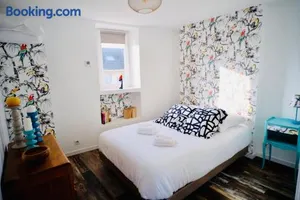 Image of le Perroquet Fringant, rue piétonne et quartier historique