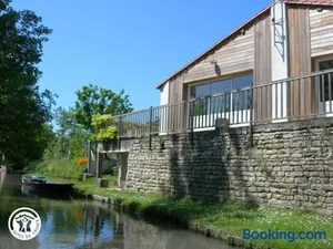 Image of Gîte charmant au bord de l'eau avec canoës, terrasse et jardin à Damvix, au cœur du Marais Poitevin. - FR-1-426-354