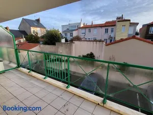 Image of Appartement T2 : grande terrasse équipée, parking, à 200m de la mer et 400m de la plage - FR-1-92-735