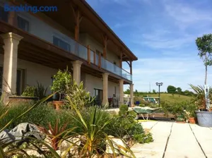 Image of La Découverte, Jacuzzi, Sauna, et Terrasse avec vue sur lac à la campagne entre Toulouse et Auch