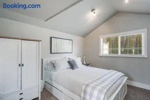 Image of Adorable Cottage near Scenic Waterfront Park