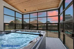 Image of NFL Draft Sleeps 30 Large Family or Group Parties