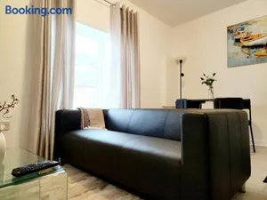 Image of Modern, Pristine & Well-appointed 1 Bed Flat in City Centre - Free Parking