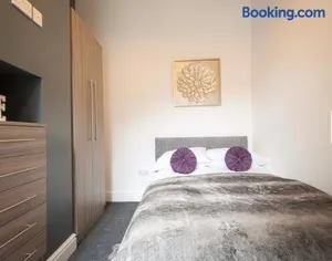 Image of Centralized Private 4 BR House at Hanley with Free Parking