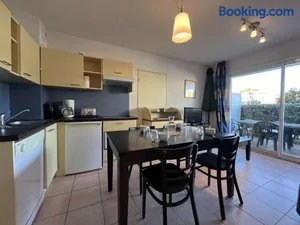 Image of Appartement climatisé, 2 pièces, piscine, terrasse, parking privé, proche port - Gruissan - FR-1-229-372
