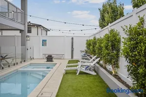 Image of Hamptons in Torquay - 5 bath, Pool, Spa & Theatre!