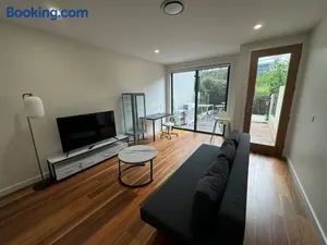 Image of Warm 3beds Home with Yard and parking at Chinatown, CBD