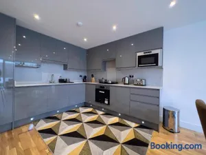 Image of Deluxe 3 Bed Flat with garden