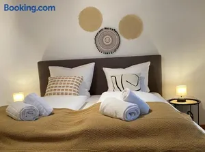 Image of Modern Zentral Parkplatz Terasse Netflix