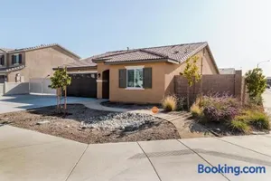 Image of Spacious 3BR Home with Lake Access & Mountain Views