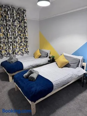 Image of Salisbury - New 3br home, wifi, parking, sleeps 6, near Liverpool city centre