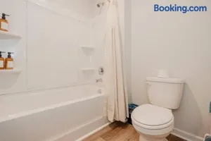 Image of 5BR 3B, Sleeps 13, Pet Friendly, Garage - Blue