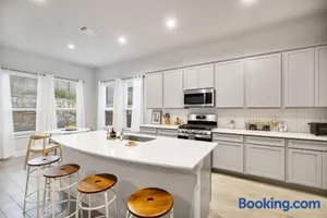 Image of Luxe Modern 4B House with Office 20 min to DT