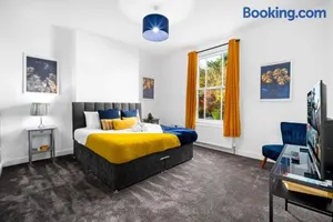 Image of Large Modern Apartment - High-Speed WiFi - Netflix - Street Parking 3BR