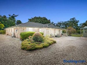 Image of Spacious cottage at Burpengary with Garden view