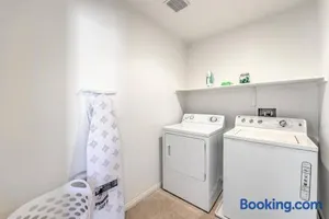Image of 5 queen beds/Free Streaming/Wi-Fi/Tv's/Coffee