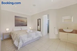 Image of Lil Greenviews, studio room with queen bed
