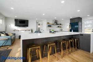 Image of Sleeps 16 - 15 min/Downtown, 10 min/Medical Center