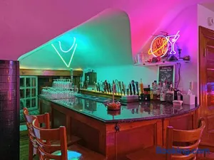 Image of Mike & Allen's Place on the Park_3