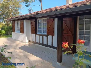 Image of Maison spacieuse avec jardin, proche commerces et plage, 6 couchages, parking privatif - FR-1-239-902