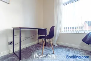 Image of 3BR House in Manchester, Free Wifi, Parking, Ideal for Contractors