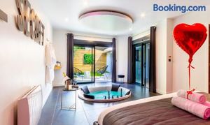 Image of Le Secret - Nuit romantique avec Jacuzzi privatif - Champagne offert - Climatisation