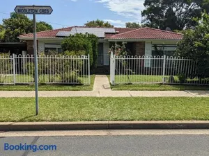 Image of BIDWILL GARDENS ON MIDDLETON - 2 Rooms A Private Room with a King-Size Bed or Open Lounge Room Floor Mattress SHARED Bathroom FREE Kitchen Essentials FREE Laundry Facilities Fast NBN WIFI HDTV NETFLIX, YOUTUBE, KAYO Meal and Transport Service Available