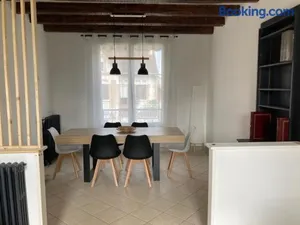 Image of Belle maison avec grande terasse à 10 minutes en train de Paris centre et 6 min à pied de la gare et du centre ville