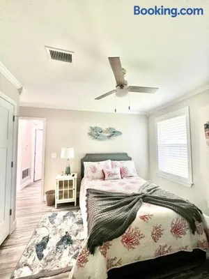Image of *The Gem* Stylish 2 Bedroom 1 Bathroom Newly Renovated