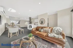 Image of Cozy Lake Facing Apartment King Bed