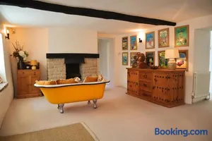Image of Beautiful Character 5 Bedroom Dorset Thatched Cottage - Great Location - Garden - Parking - Fast WiFi - Smart TV - Newly decorated - sleeps up to 10! Only 18 mins drive to Sandbanks Beach! Close to Bournemouth & Poole