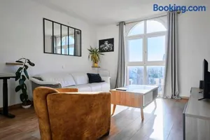 Image of Bright apartment in hypercenter with parking